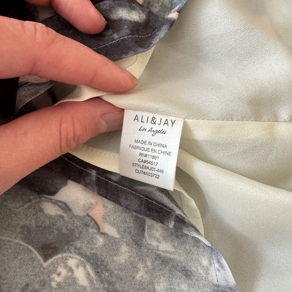 Ali & Jay Floral Dress - Picture 3 of 5